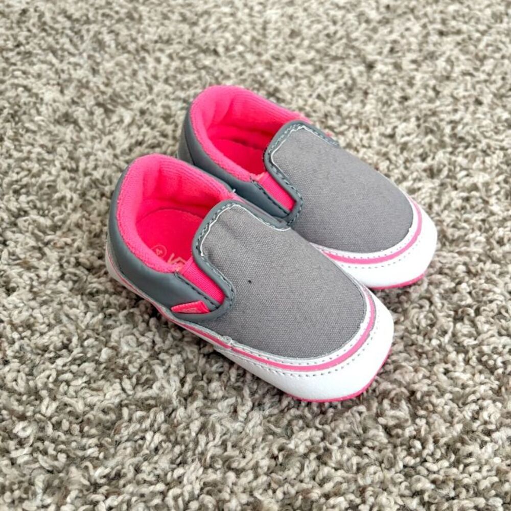 Size 4 / Baby Girl Vans Crib Shoes